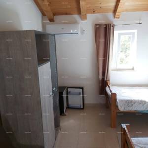 Prodaje se kuća sa konobom, velikom terasom, dva trosobna stana, dvorištem. Odlična prilika za investiranje!