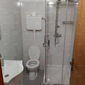 Prodaje se kuća sa konobom, velikom terasom, dva trosobna stana, dvorištem. Odlična prilika za investiranje!