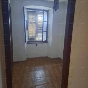 Prodaje se kuća sa konobom, velikom terasom, dva trosobna stana, dvorištem. Odlična prilika za investiranje!