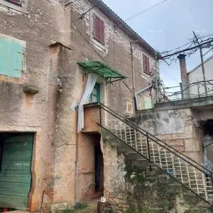 Prodaje se kuća za renovaciju
