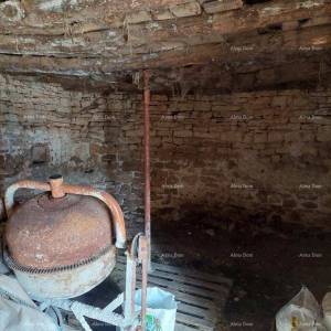 Prodaje se kuća za renovaciju