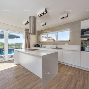 Prodaje se moderna villa sa bazenom, 360 m2, Poreč!
