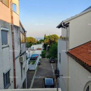 Prodaje se namješten stan s vrtom, 150 m od plaže!