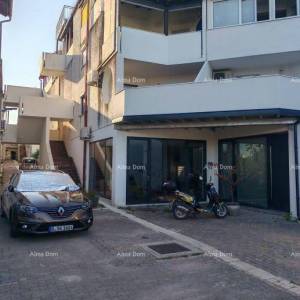 Prodaje se namješten stan s vrtom, 150 m od plaže!