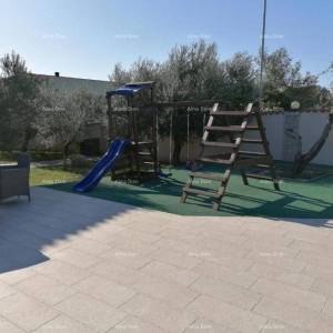 Prodaje se prekrasna vila sa bazenom u Banjolama