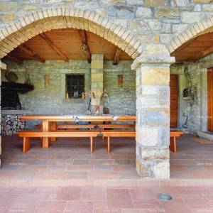 Prodaje se prekrasna vila sa bazenom u blizini Pazina
