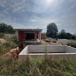 Prodaje se prizemnica sa bazenom- trenutno roh bau faza, Sveti petar u šumi-Pazin!