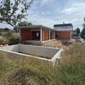 Prodaje se prizemnica sa bazenom- trenutno roh bau faza, Sveti petar u šumi-Pazin!