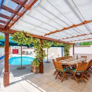 Prodaje se renovirana istarska kuća s bazenom – Kanfanar, 208 m², dva objekta