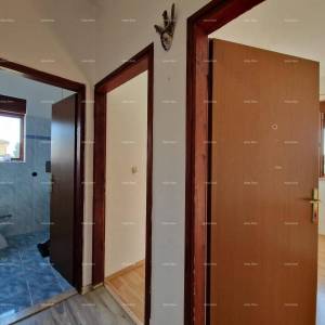 Prodaje se samostojeća prizemnica sa dva stana, 181 m2,  Banjole