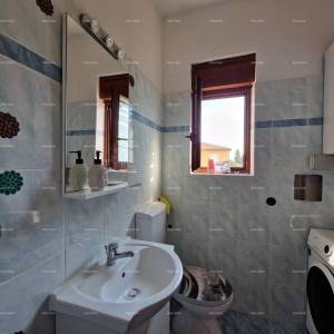 Prodaje se samostojeća prizemnica sa dva stana, 181 m2,  Banjole
