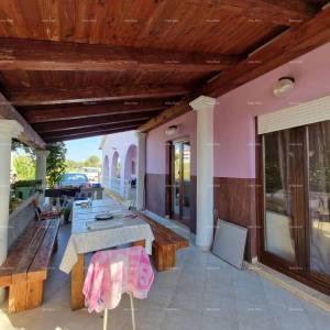 Prodaje se samostojeća prizemnica sa dva stana, 181 m2,  Banjole