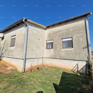Prodaje se samostojeća prizemnica sa dva stana, 181 m2,  Banjole