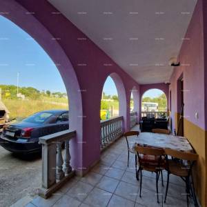Prodaje se samostojeća prizemnica sa dva stana, 181 m2,  Banjole