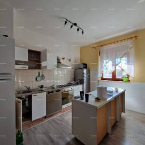 Prodaje se samostojeća prizemnica sa dva stana, 181 m2,  Banjole