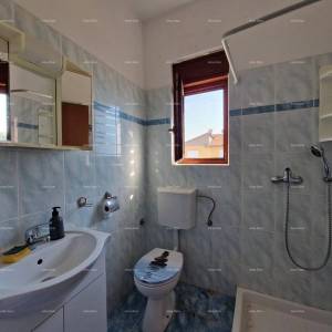 Prodaje se samostojeća prizemnica sa dva stana, 181 m2,  Banjole