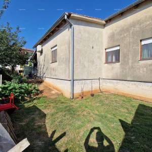 Prodaje se samostojeća prizemnica sa dva stana, 181 m2,  Banjole