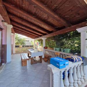 Prodaje se samostojeća prizemnica sa dva stana, 181 m2,  Banjole