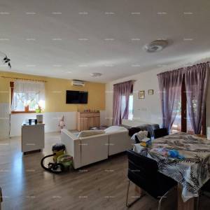 Prodaje se samostojeća prizemnica sa dva stana, 181 m2,  Banjole