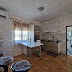 Prodaje se samostojeća prizemnica sa dva stana, 181 m2,  Banjole