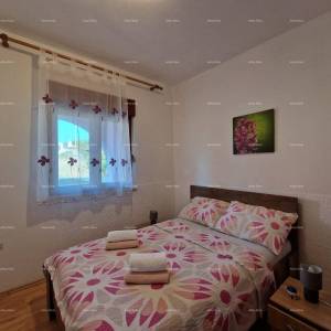 Prodaje se samostojeća prizemnica sa dva stana, 181 m2,  Banjole