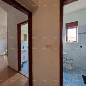 Prodaje se samostojeća prizemnica sa dva stana, 181 m2,  Banjole