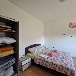 Prodaje se samostojeća prizemnica sa dva stana, 181 m2,  Banjole