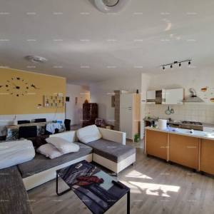 Prodaje se samostojeća prizemnica sa dva stana, 181 m2,  Banjole