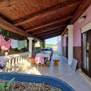 Prodaje se samostojeća prizemnica sa dva stana, 181 m2,  Banjole