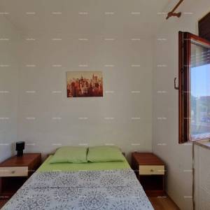Prodaje se samostojeća prizemnica sa dva stana, 181 m2,  Banjole