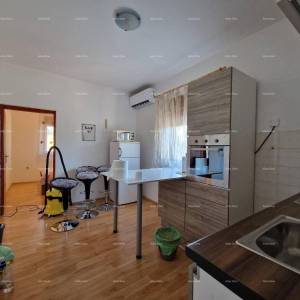 Prodaje se samostojeća prizemnica sa dva stana, 181 m2,  Banjole