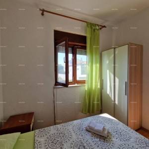 Prodaje se samostojeća prizemnica sa dva stana, 181 m2,  Banjole