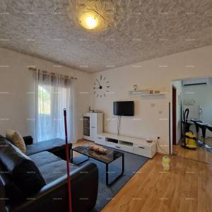 Prodaje se samostojeća prizemnica sa dva stana, 181 m2,  Banjole