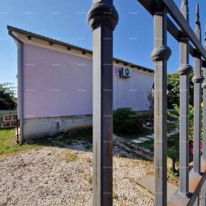 Prodaje se samostojeća prizemnica sa dva stana, 181 m2,  Banjole