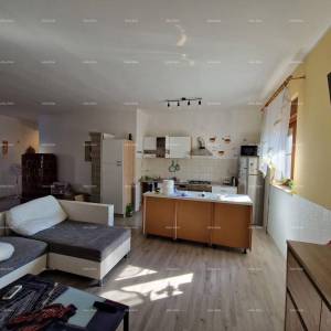 Prodaje se samostojeća prizemnica sa dva stana, 181 m2,  Banjole