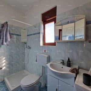 Prodaje se samostojeća prizemnica sa dva stana, 181 m2,  Banjole