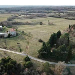 Prodaje se  zemljište, površine 32900 m2, u okolici Barbana