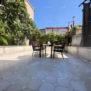 Prodajemo kuću sa poslovnim prostorom u Centru Medulina!