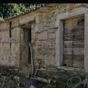 Prodaju se dvije kamene kuće sa dodatnim poljoprivrednim zemljištem u selu  iznad Buzeta