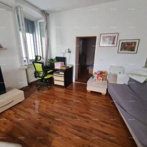 Prostran trosobni stan površine 81 m², Pula
