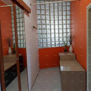 Prostran trosobni stan površine 81 m², Pula