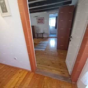Prostrana kuća u Marčani s tri kata i vrtom-prodaja.