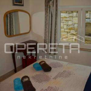 Prostrani stan s vrtom, bazenom i jacuzzijem – Korčula, najam