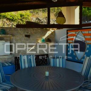 Prostrani stan s vrtom, bazenom i jacuzzijem – Korčula, najam