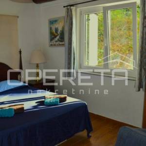 Prostrani stan s vrtom, bazenom i jacuzzijem – Korčula, najam