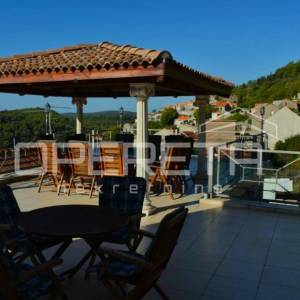 Prostrani stan s vrtom, bazenom i jacuzzijem – Korčula, najam