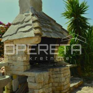 Prostrani stan s vrtom, bazenom i jacuzzijem – Korčula, najam