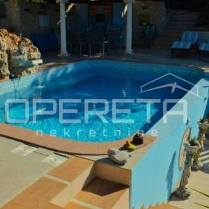 Prostrani stan s vrtom, bazenom i jacuzzijem – Korčula, najam