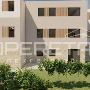 Prostrani trosobni stan s terasama i modernim sadržajima – 700 m od mora
