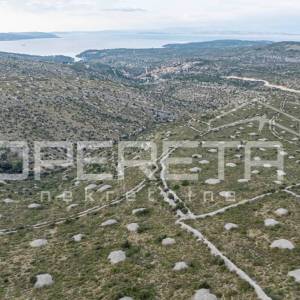 Prostrano poljoprivredno zemljište od 25,928 m2 na otoku Braču
